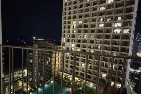Ban công hồ bơi ban đêm