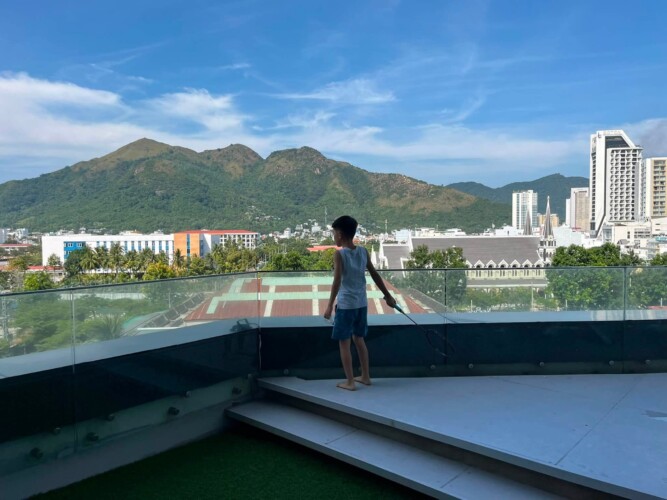 Ban công nhìn núi