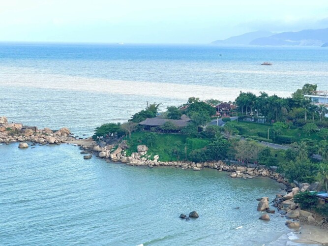 Bờ biển ven khu nghỉ dưỡng