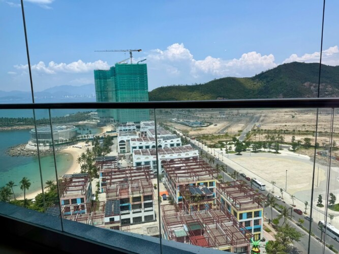 Cảnh biển và công trường
