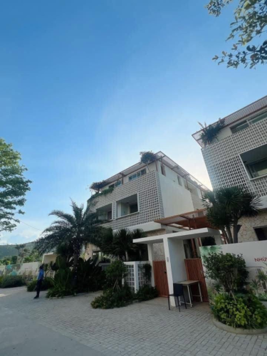 Mặt ngoài tòa nhà