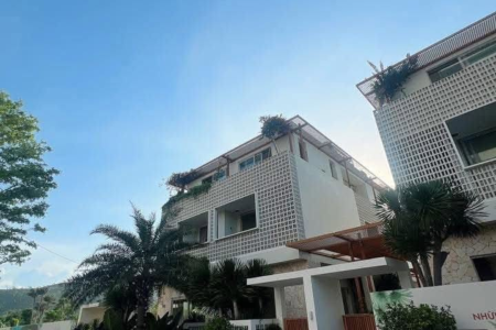 Mặt ngoài tòa nhà