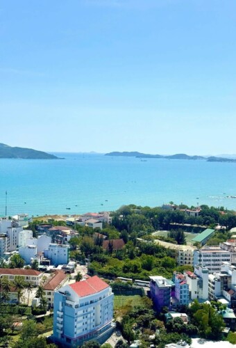 Toàn cảnh biển và phố